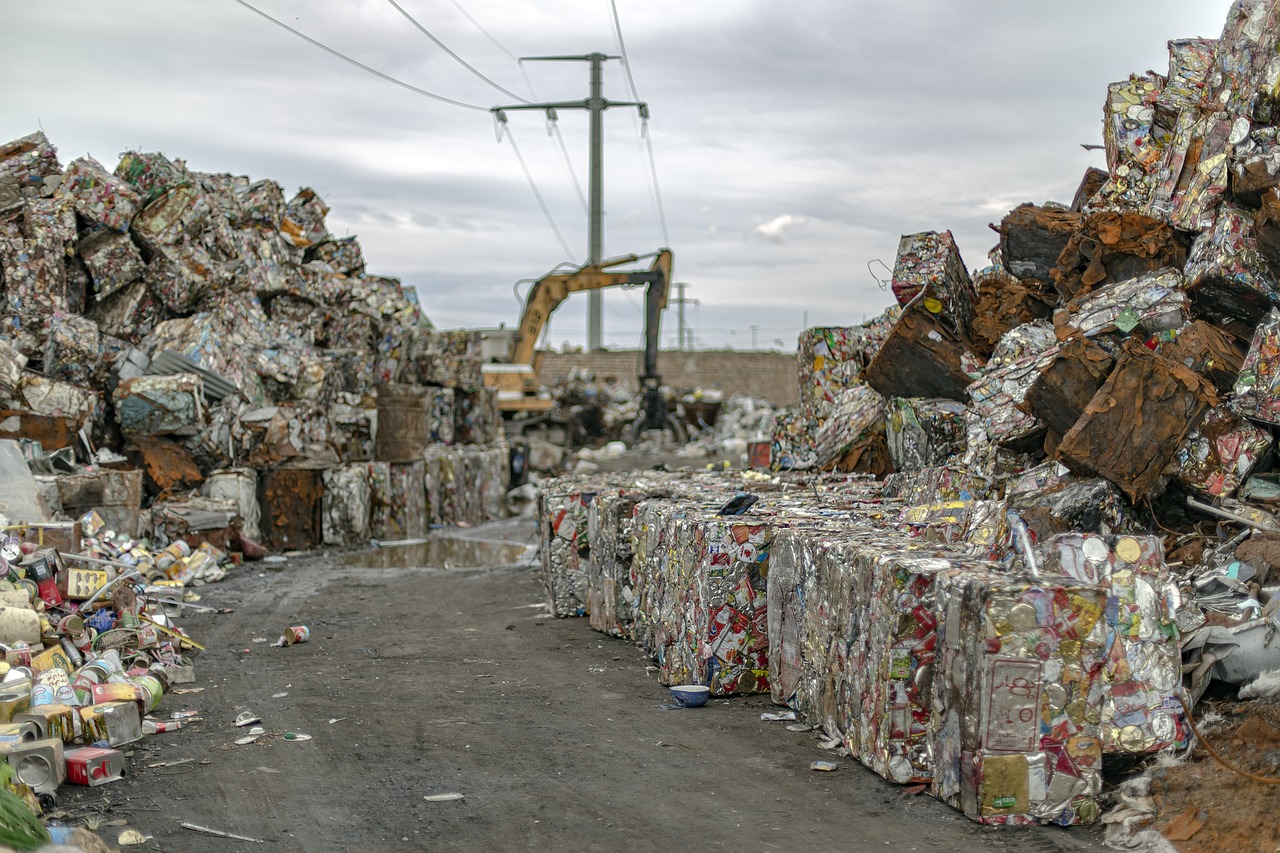 https://pixabay.com/photos/waste-management-scrapyard-junkyard-6810734/